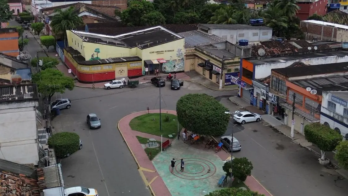 Vista aérea de praça no centro de Paudalho.
